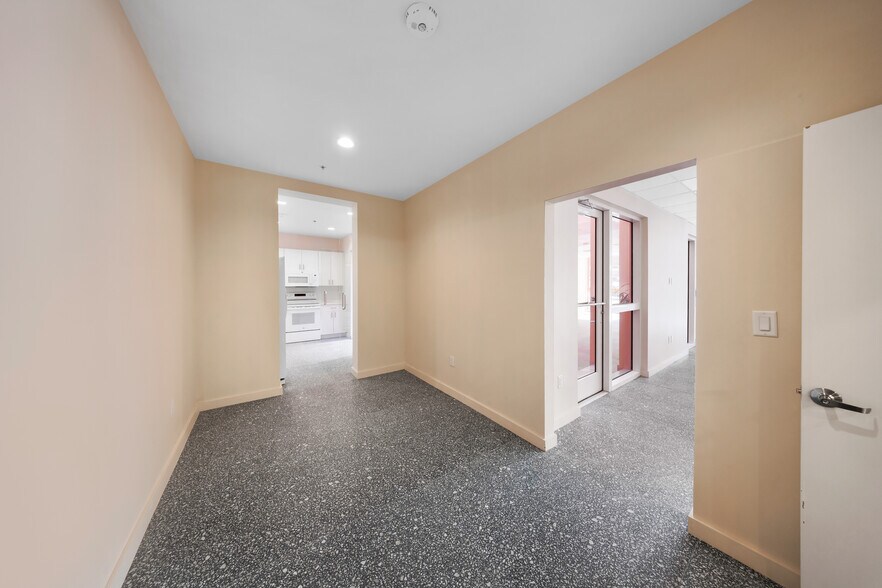 More Photos Of 123 NW 14th st, Miami Flex For Lease