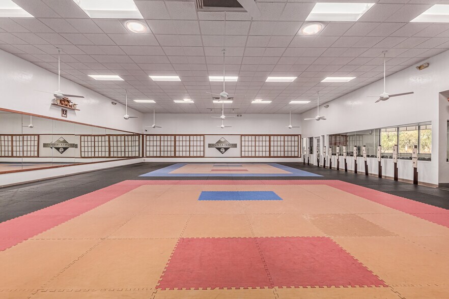 More Photos Of 3173 E Chandler Blvd, Phoenix Freestanding For Sale