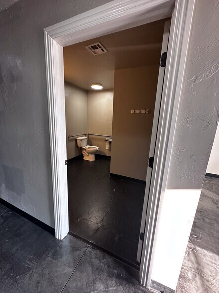 More Photos Of 524 Tower Dr, Moore Flex For Lease