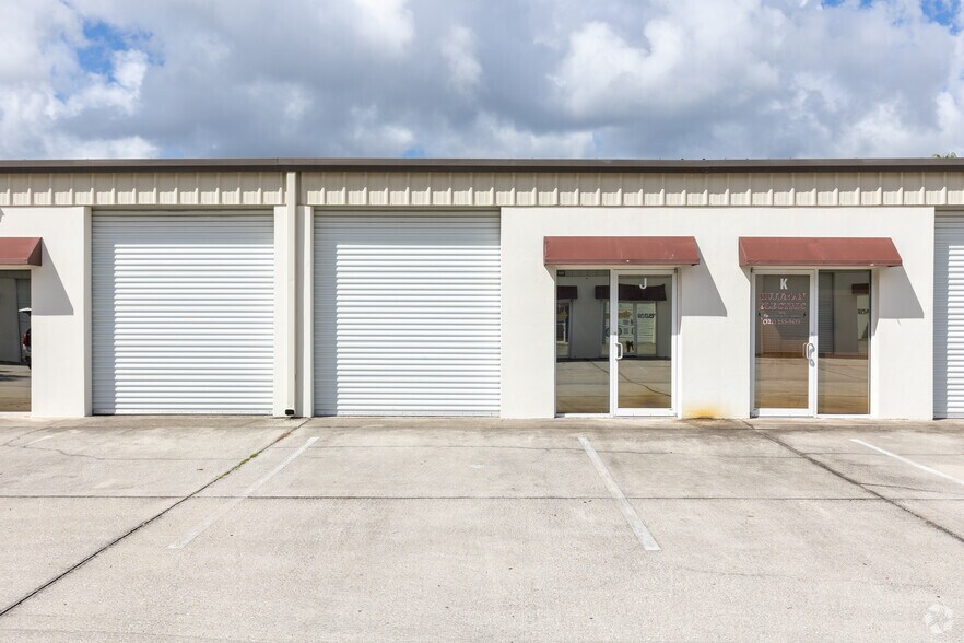 More Photos Of 2600 Aurora Rd, Melbourne Unknown For Lease