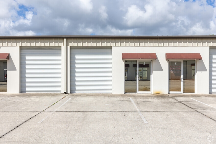 More Photos Of 2600 Aurora Rd, Melbourne Unknown For Lease