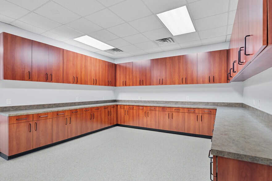 More Photos Of 6754-6758 Northwinds Dr, Houston Warehouse For Sale