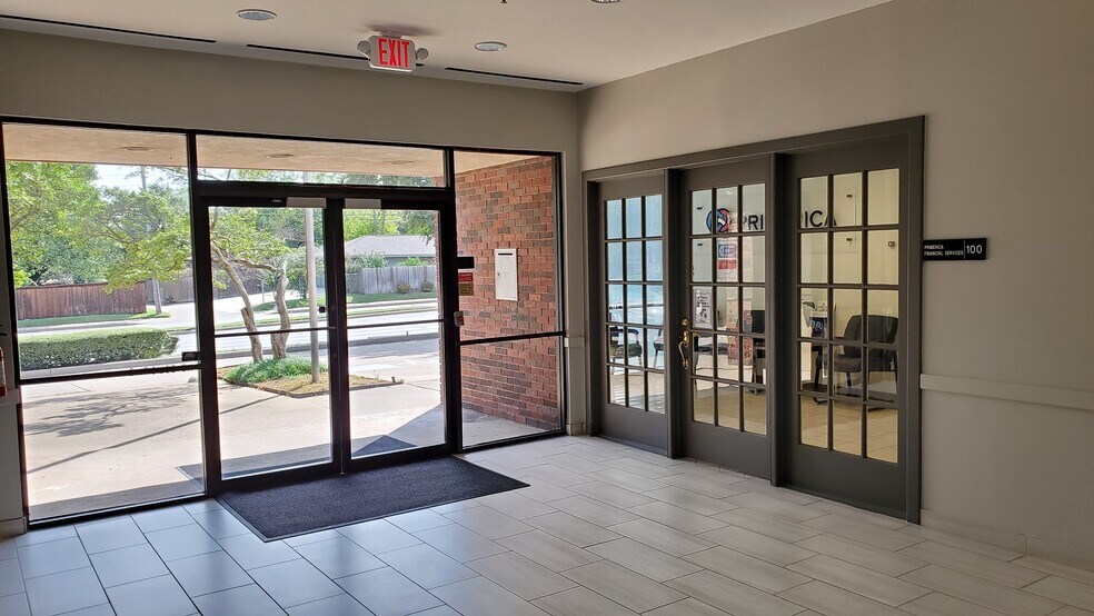 More Photos Of 407 N Cedar Ridge Dr, Duncanville Office Residential For Lease