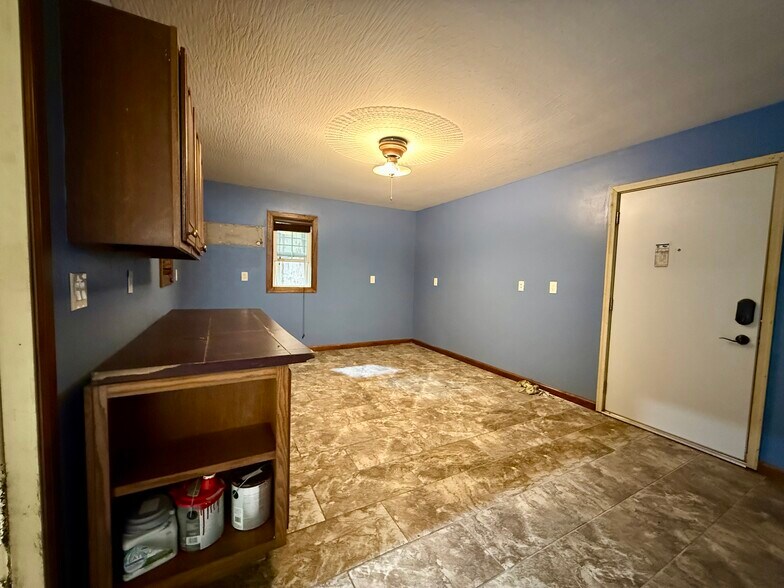 More Photos Of 8211 W Georgetown Rd, Columbus Light Distribution For Sale