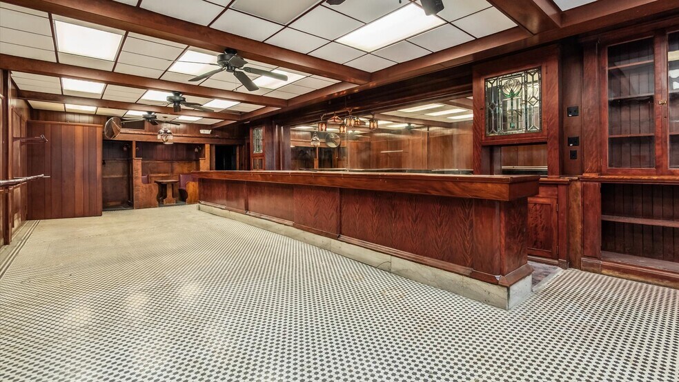 More Photos Of 22 N Park Pl, Newark Bar For Lease