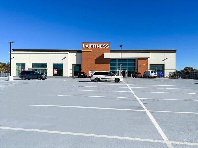 More Photos Of 71-110 Nardozzi Pl, New Rochelle General Retail For Lease