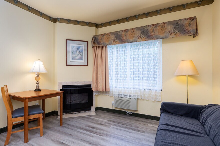 More Photos Of 550 SE Highway 101, Lincoln City Hotel For Sale