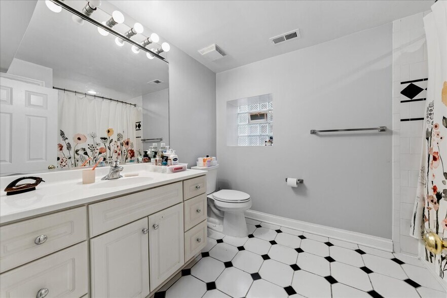 More Photos Of 1723 W Foster Ave, Chicago Multifamily For Sale
