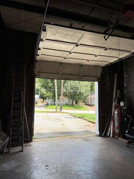More Photos Of 1703-1705 Holbrook St, Greensboro Light Manufacturing For Sale