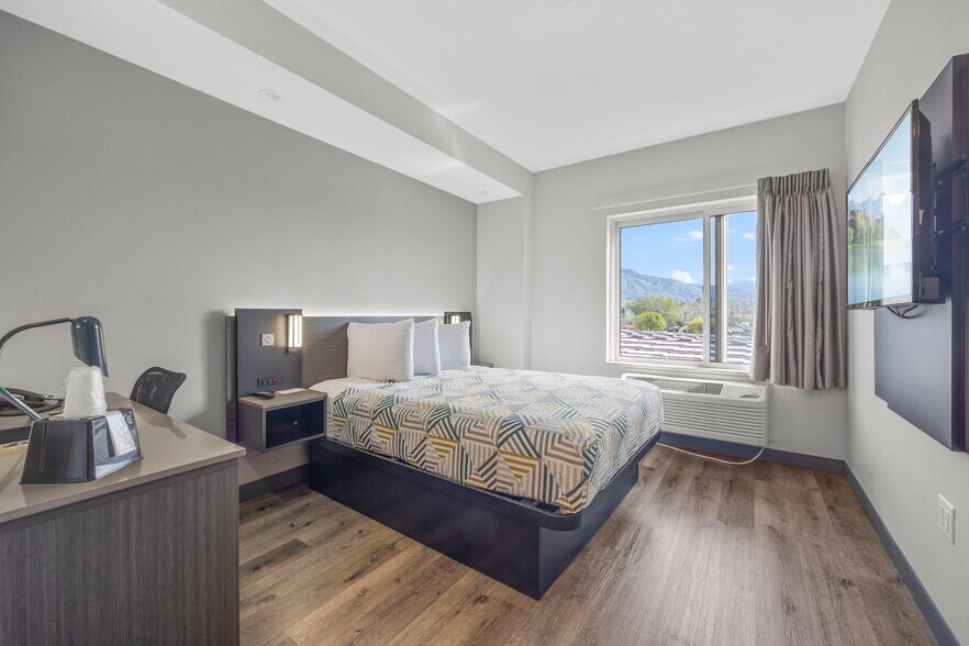 More Photos Of 2659 East Highland Avenue, Highland Hotel For Sale