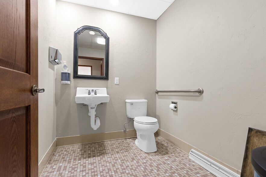 More Photos Of 621 W Lawrence St, Appleton Office For Lease