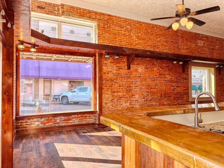 More Photos Of 17 Broadway St, McKenzie Storefront For Lease