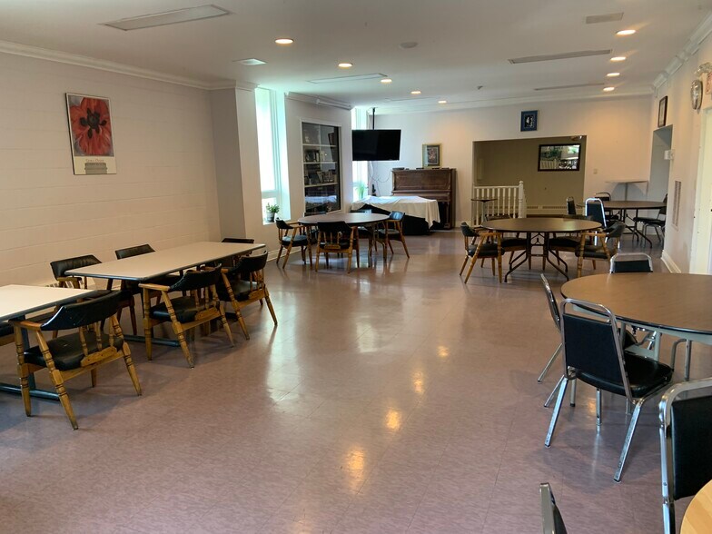 More Photos Of 330 Kent St, Ottawa General Retail For Sale