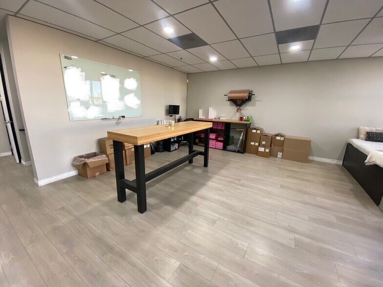 More Photos Of 18451 Collier St, Lake Elsinore Showroom For Lease