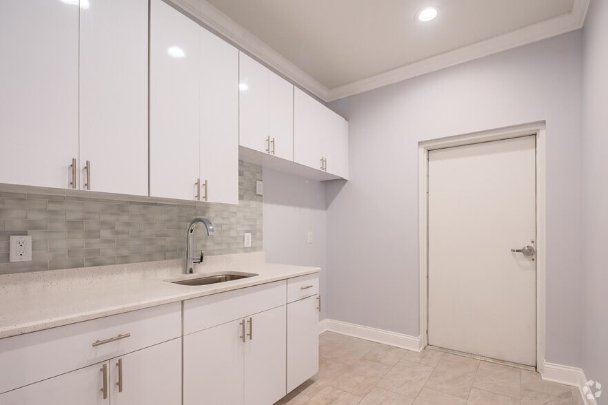 More Photos Of 13139 W Linebaugh Ave, Tampa Medical For Lease