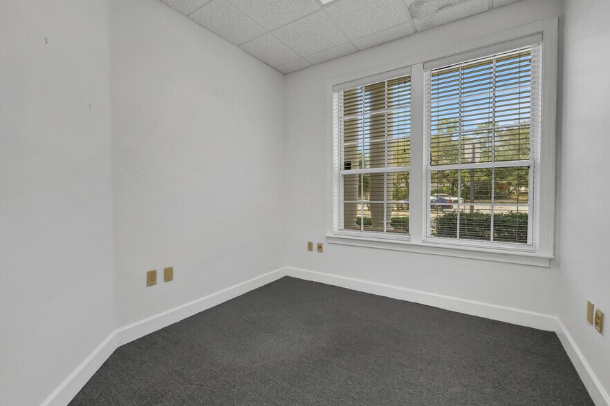 More Photos Of 7700 Square Lake Blvd, Jacksonville Office For Lease