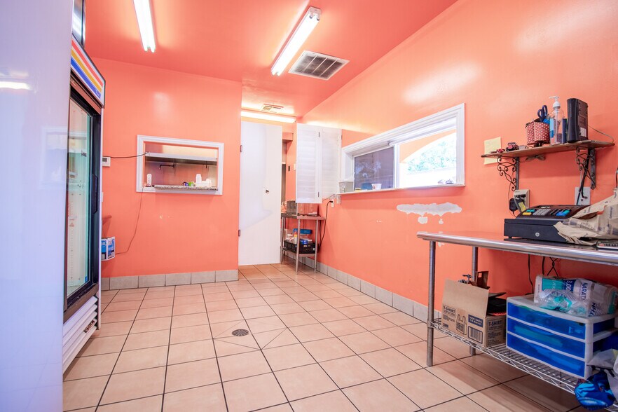 More Photos Of 518 Mill Ave, Conroe General Retail For Sale