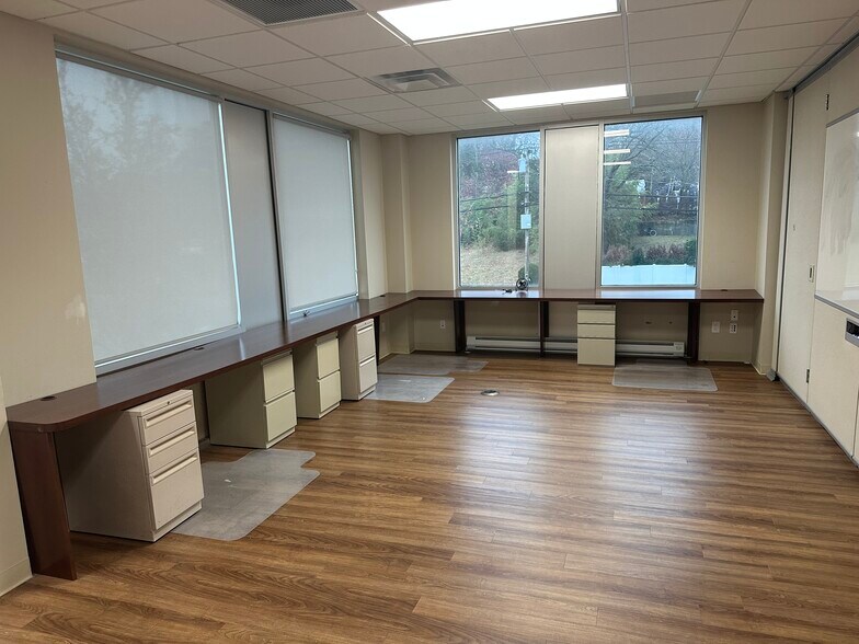 More Photos Of 1092 Jericho Tpke, Smithtown Storefront Retail Office For Lease