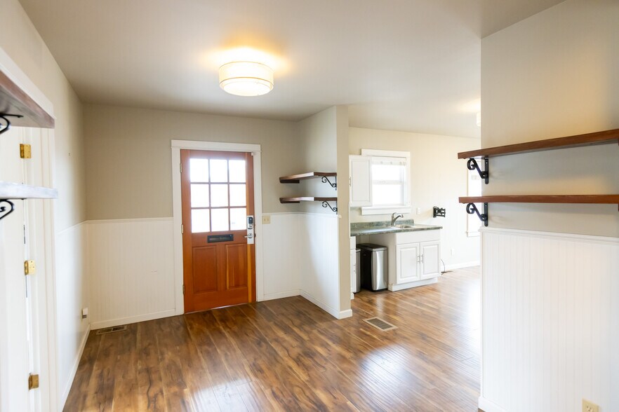 More Photos Of 1215 B St, Hood River Office For Sale