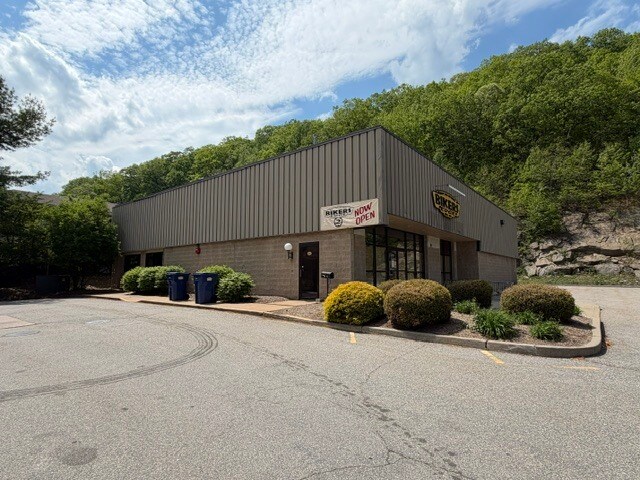 More Photos Of 427 Winsted Rd, Torrington Freestanding For Lease