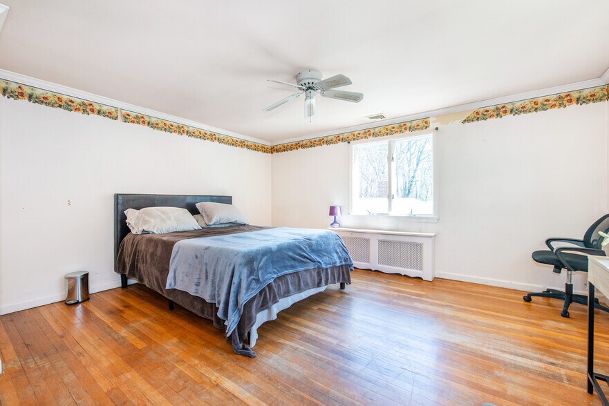 More Photos Of 8 Stonehedge Ln, Byram Township Veterinarian Kennel For Sale