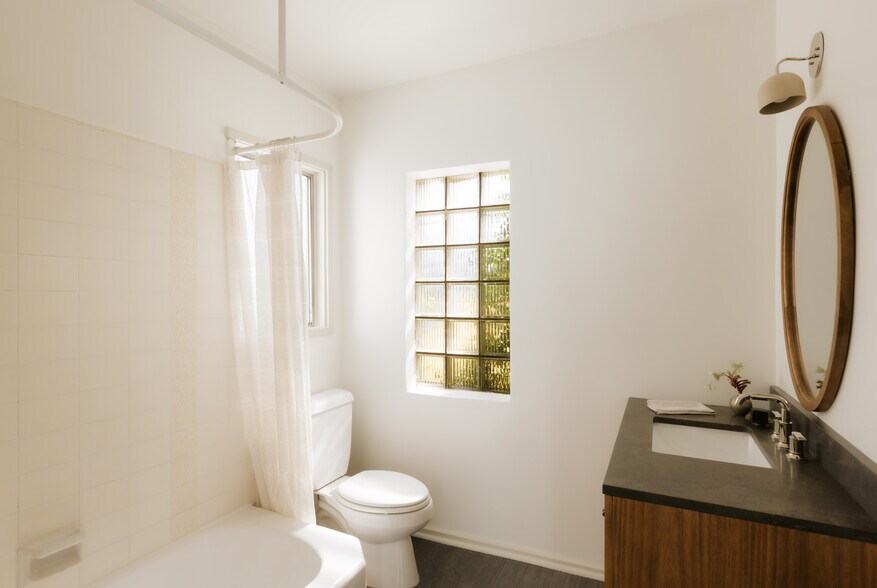 More Photos Of 2218 Pico Blvd, Santa Monica General Retail For Sale