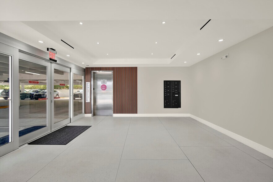 More Photos Of 5740 Hollywood Blvd, Hollywood Office For Lease