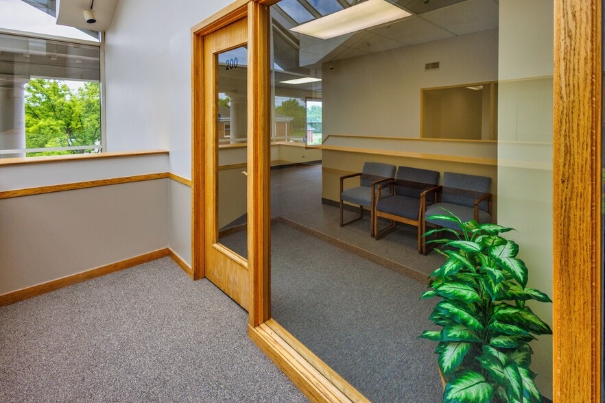 More Photos Of 6912 Main St, Downers Grove Unknown For Lease