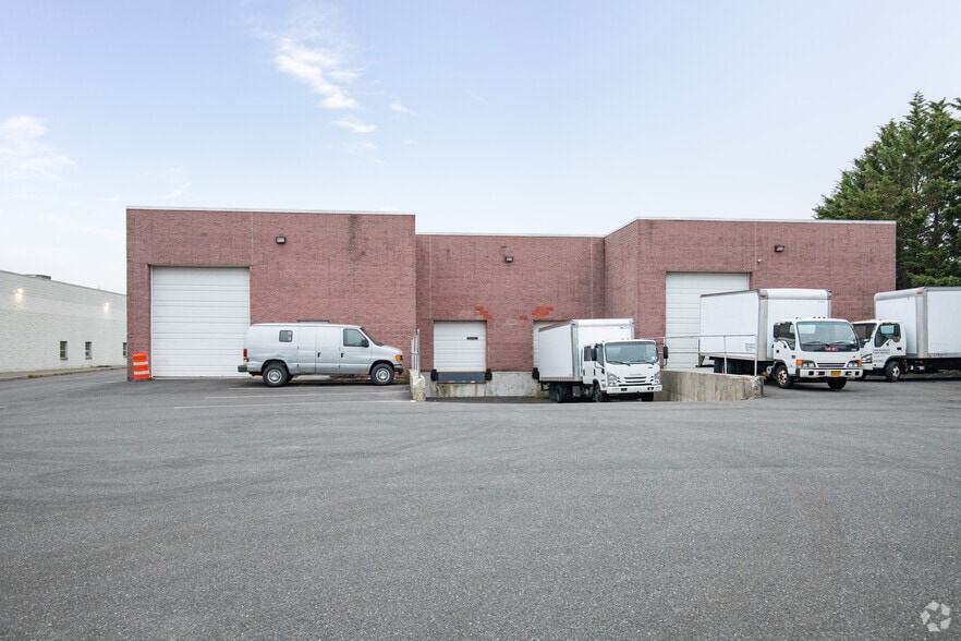 More Photos Of 41 Keyland Ct, Bohemia Warehouse For Lease