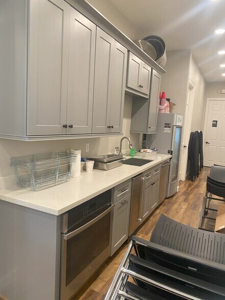 More Photos Of 814 East Ave, Katy Office For Sale