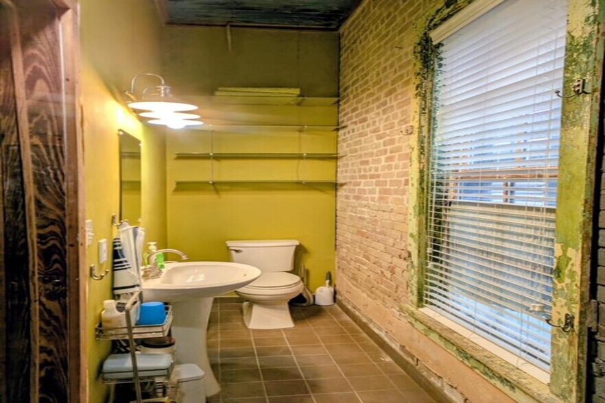 More Photos Of 828 E 15th St, Brownsville Office For Sale