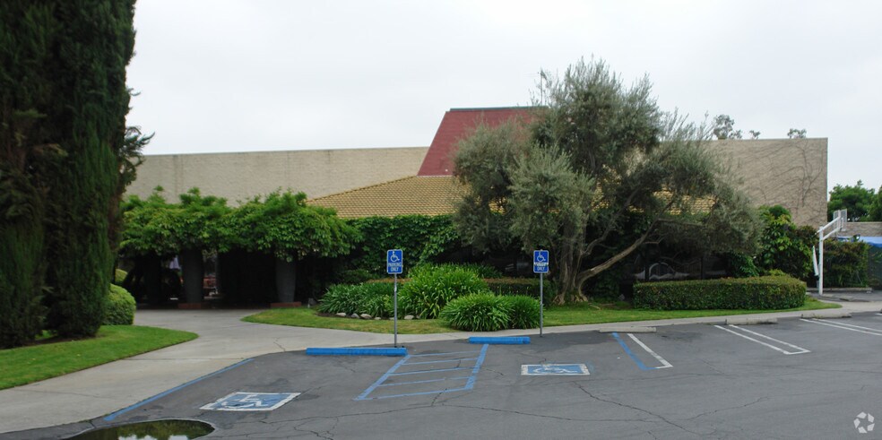 More Photos Of 395 N Rosemead Blvd, Pasadena General Retail For Lease