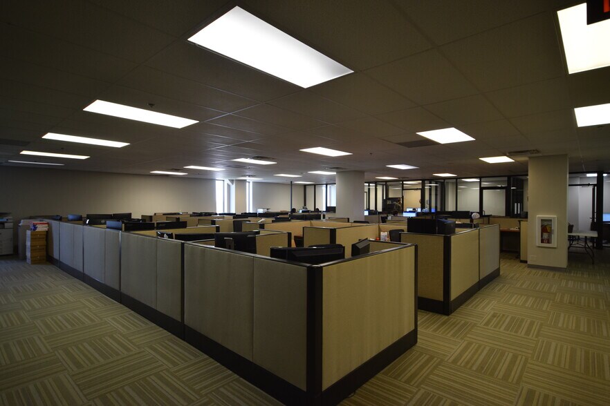 More Photos Of 5 Statehouse Plz, Little Rock Office For Sale