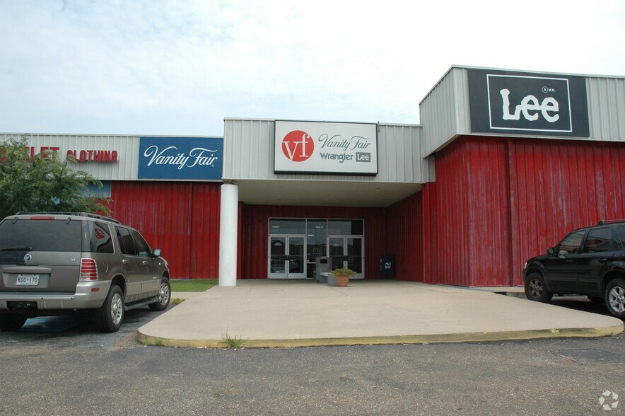 More Photos Of 700 Factory Outlet Dr, Arcadia Storefront For Lease