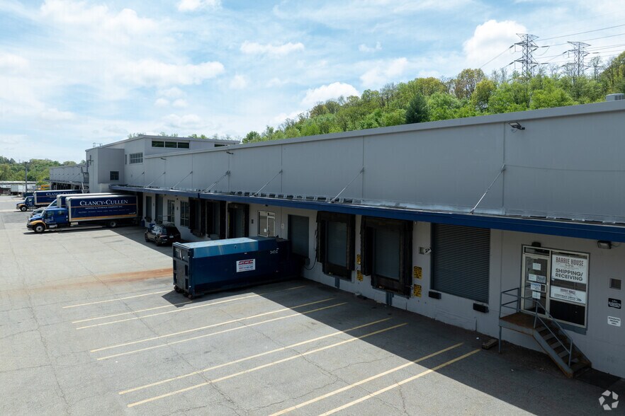 More Photos Of 4 Warehouse Ln, Elmsford Warehouse For Lease