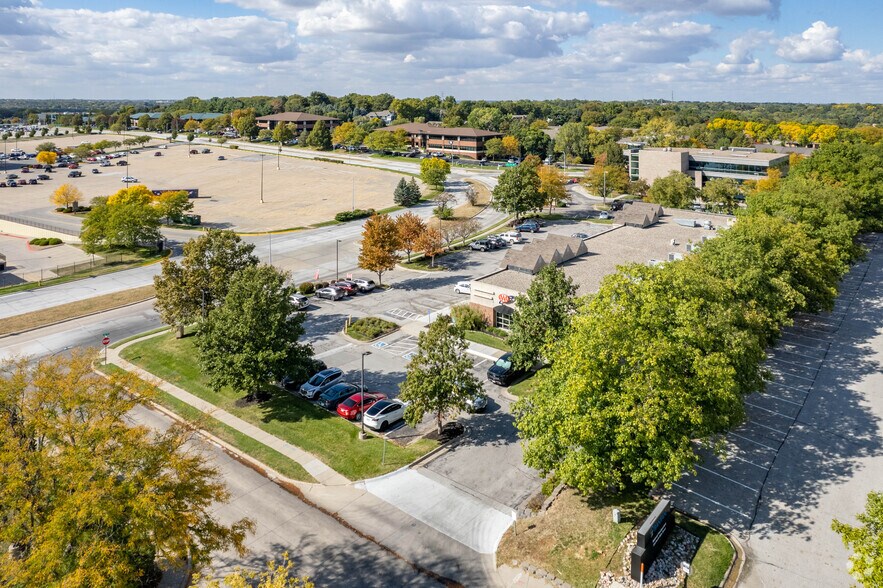 More Photos Of 815-843 N 98th St, Omaha Storefront Retail Office For Lease