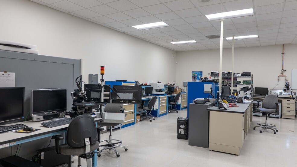 More Photos Of 600 Wilshire Dr, Troy Office For Sale