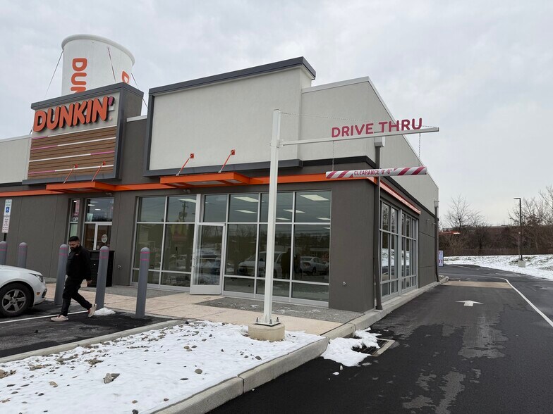 More Photos Of 900 Eisenhower Blvd, Harrisburg Storefront For Lease