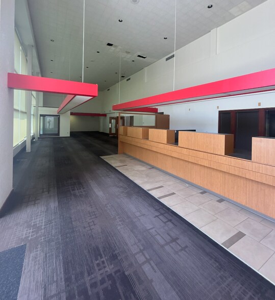 More Photos Of 100 N Bay St, Eustis Office For Lease