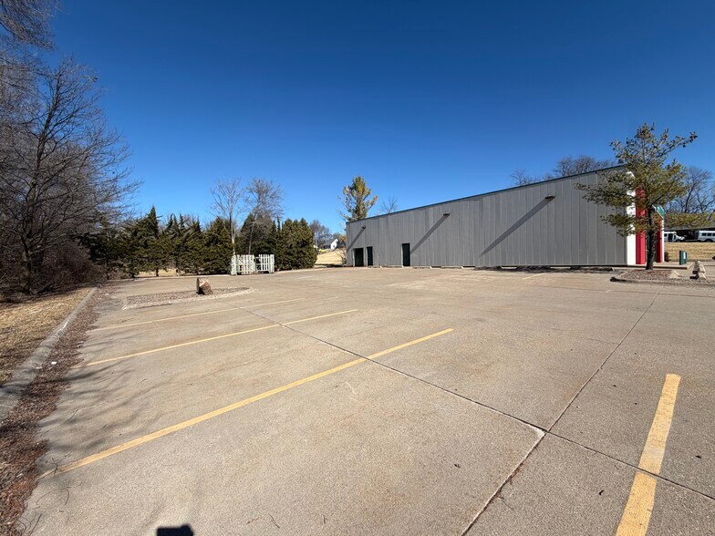 More Photos Of 2020 E Locust St, Davenport Freestanding For Sale