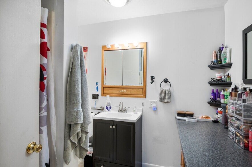 More Photos Of 17001 IN-3, Eaton Bar For Sale