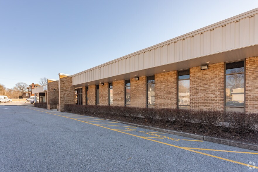 More Photos Of 4801-4825 Benson Ave, Arbutus Warehouse For Lease