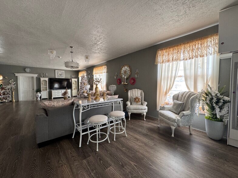 More Photos Of 1221 Overland Ave, Burley Storefront For Sale