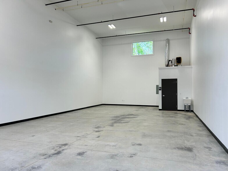 More Photos Of 3770 Francis Cir, Alpharetta Light Distribution For Lease