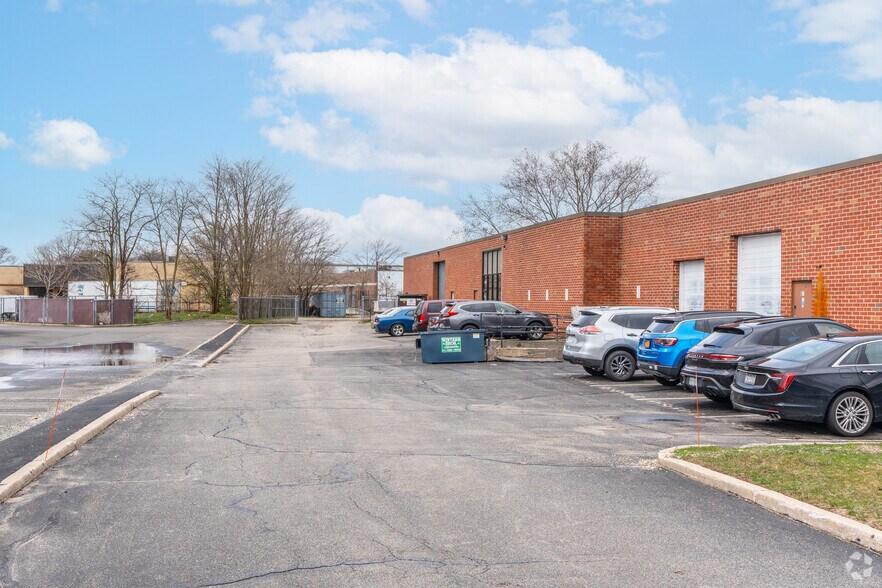 More Photos Of 87 E Jefryn Blvd, Deer Park Warehouse For Lease