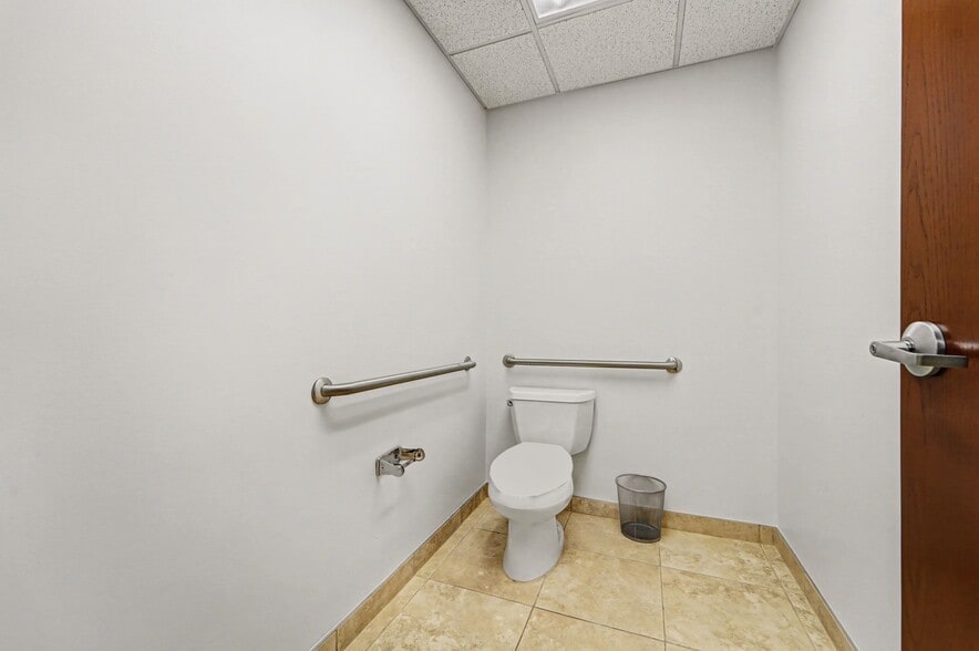 More Photos Of 2950 Crooks Rd, Rochester Hills Healthcare For Lease