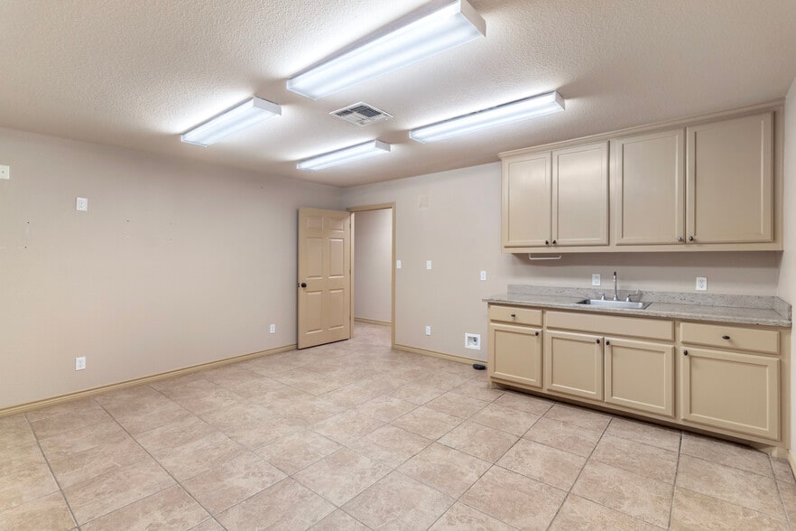 More Photos Of 3838 Endeavor Loop, Bryan Industrial For Lease
