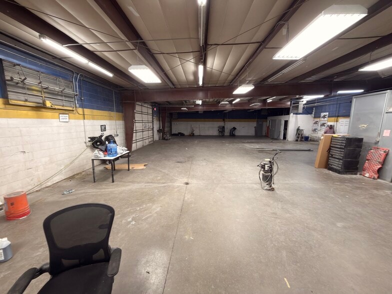 More Photos Of 11607 E Colfax Ave, Aurora Auto Repair For Lease