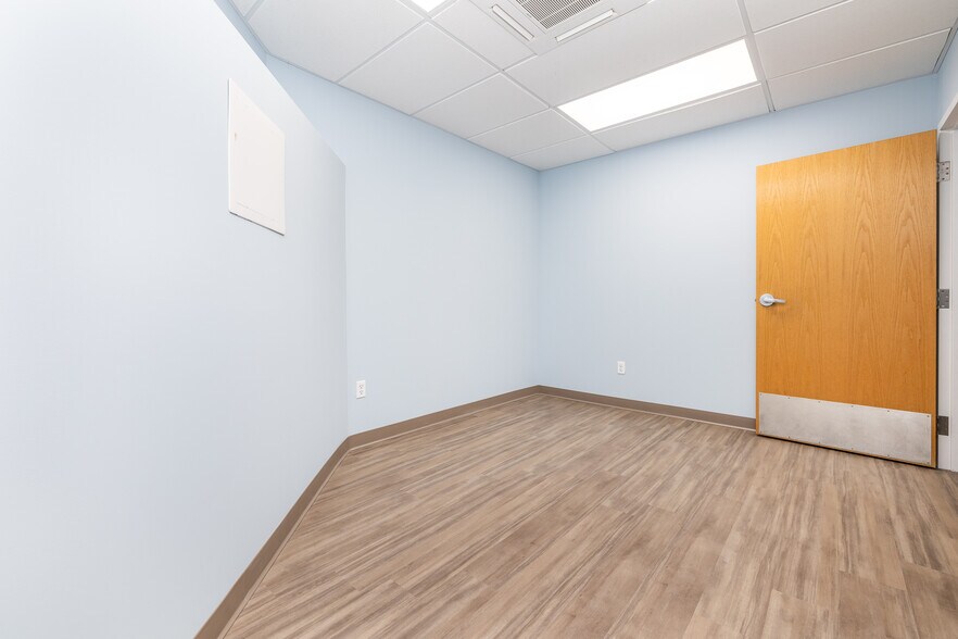 More Photos Of 18 Cedar St, Newington Storefront Retail Office For Lease