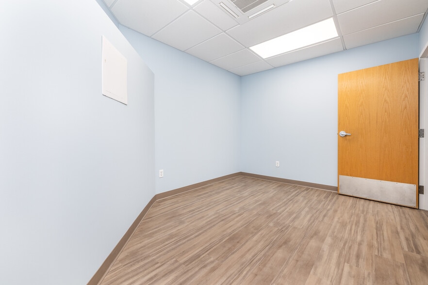 More Photos Of 18 Cedar St, Newington Storefront Retail Office For Lease